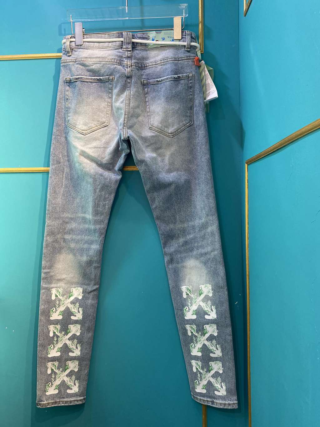 OFF WHITE
